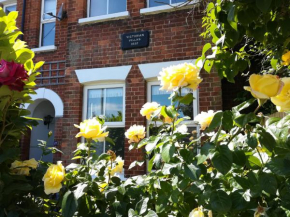 Large pretty holiday cottage by the sea sleeps 10